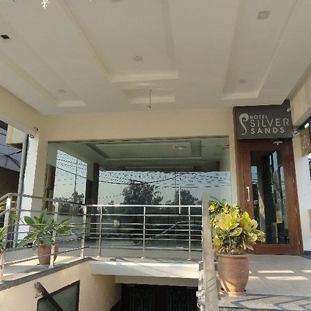 Silver Sands Hotel Chandīgarh Esterno foto