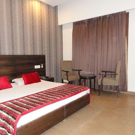 Silver Sands Hotel Chandīgarh Esterno foto