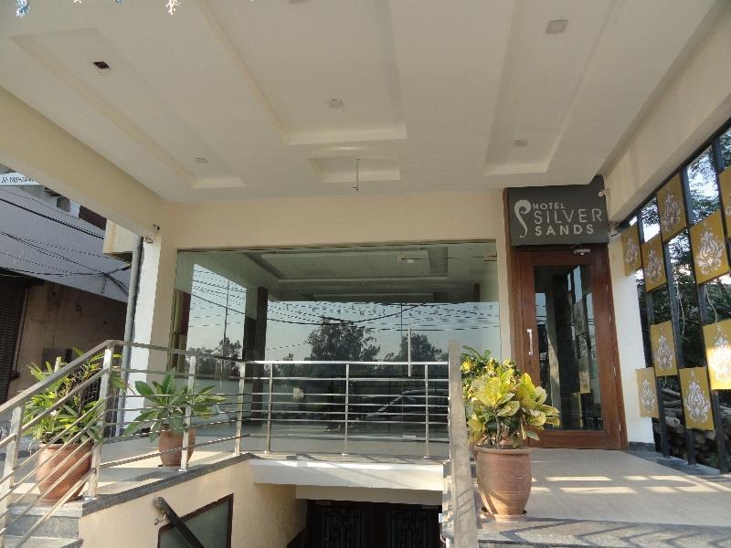 Silver Sands Hotel Chandīgarh Esterno foto